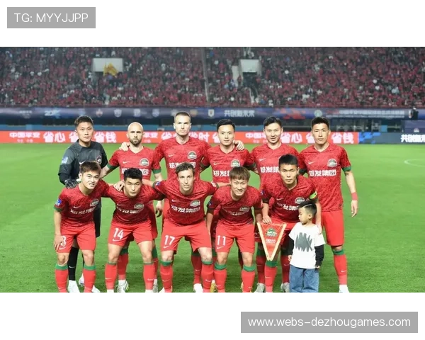 成都蓉城新帅阿洛伊西抵达成都，其兄执教浙江队。